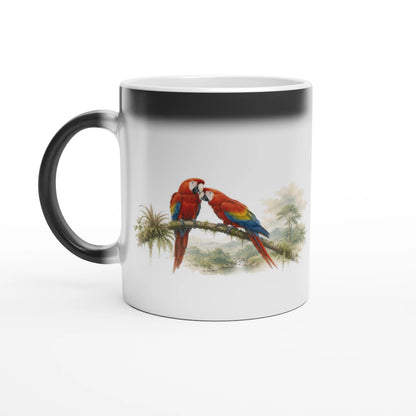 Magische Tasse mit zwei roten Aras, deren Motiv durch Wärme sichtbar wird.