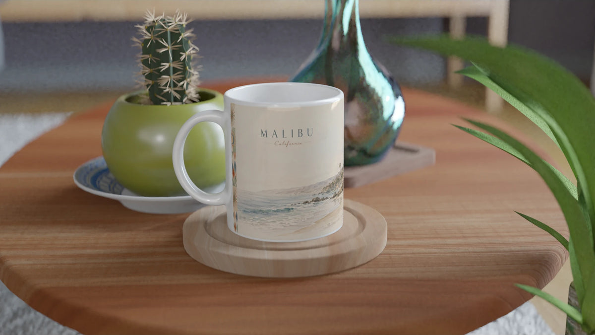 Weiße Keramiktasse 0,33 l mit Malibu California Küstenmotiv aus Pazifik, hellem Strand, sanften Wellen und zurückhaltenden aquarellartigen Retrofarben