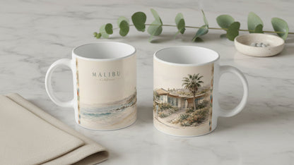 Zwei Ansichten der Malibu California Tasse zeigen die umlaufende Gestaltung mit Pazifikküste und MALIBU Schriftzug auf einer Seite sowie Beach House, Palme und Küstenlandschaft auf der anderen