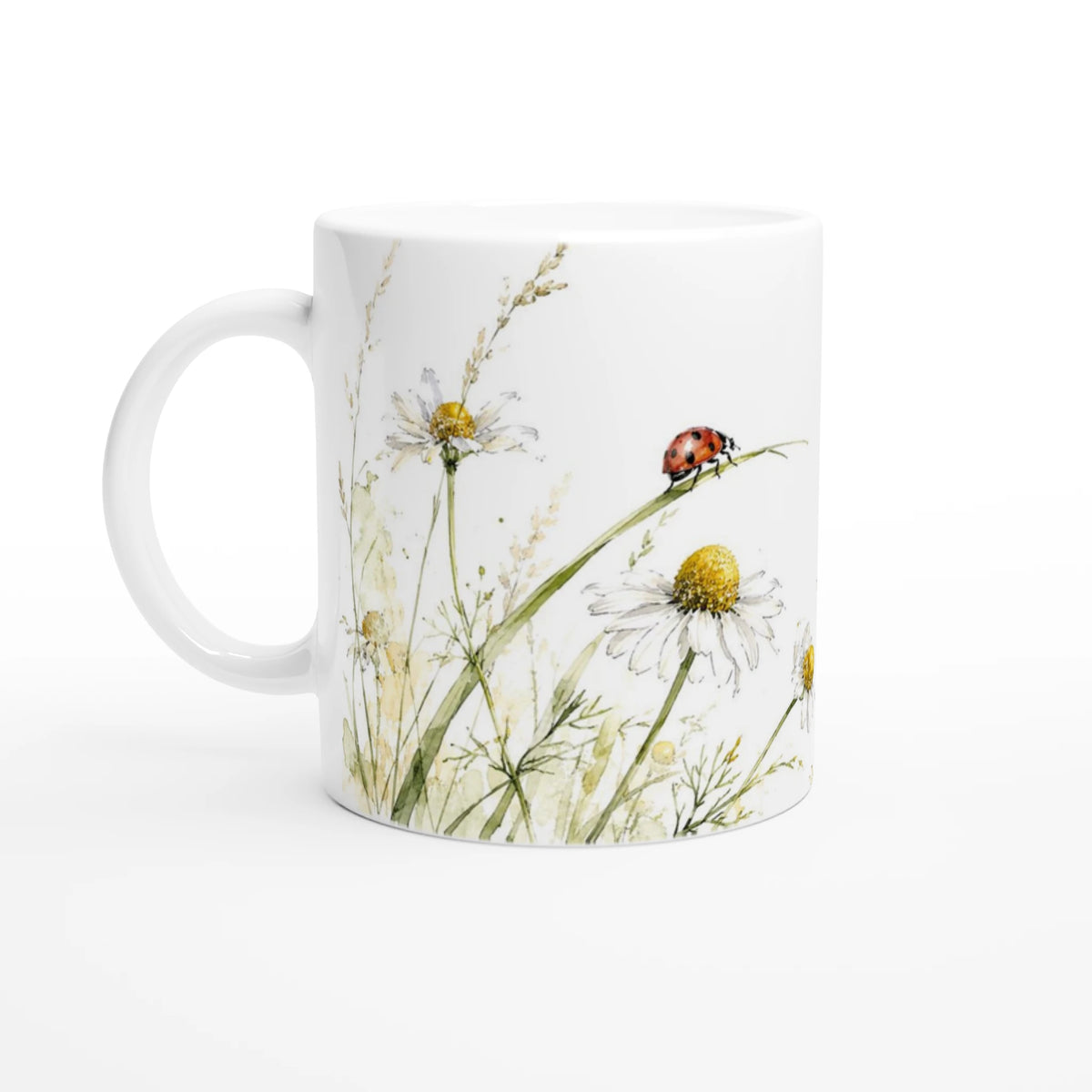 Marienkäfer Kamille Tasse 330 ml mit rotem Marienkäfer zwischen weißen Kamillenblüten, feinen Wiesengräsern und grünen Halmen im Aquarellstil.
