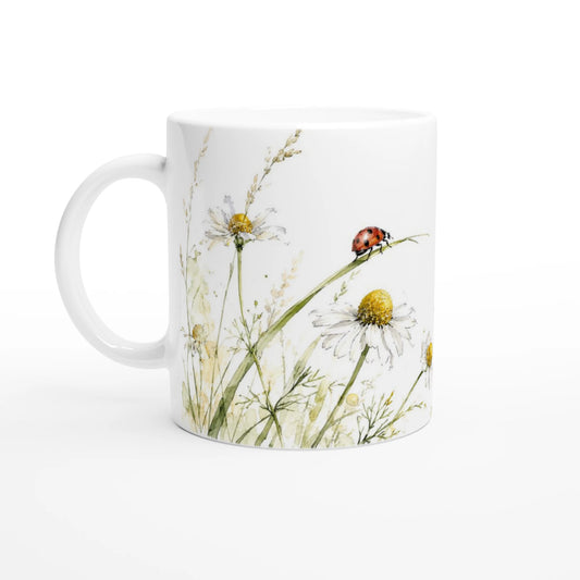 Marienkäfer Kamille Tasse 330 ml mit rotem Marienkäfer zwischen weißen Kamillenblüten, feinen Wiesengräsern und grünen Halmen im Aquarellstil.