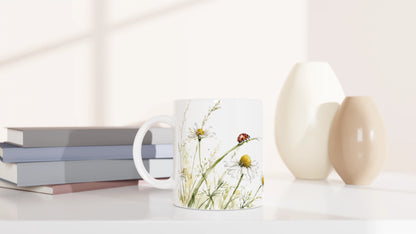 Weiße Marienkäfer Kamille Tasse 330 ml mit feiner Wiesenillustration im Aquarellstil in einem hellen und zurückhaltenden Wohnambiente.