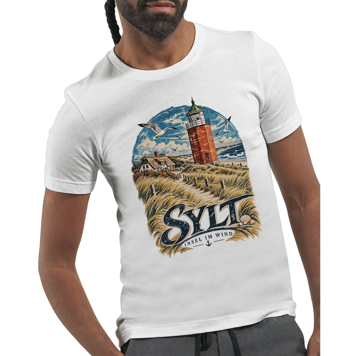 Sylt-Shirt mit einem maritimen Druckmotiv rund um Leuchtturm, Dünen und Nordseestimmung. Das Design verbindet Inselerinnerungen mit einem unkomplizierten Unisex-Schnitt.