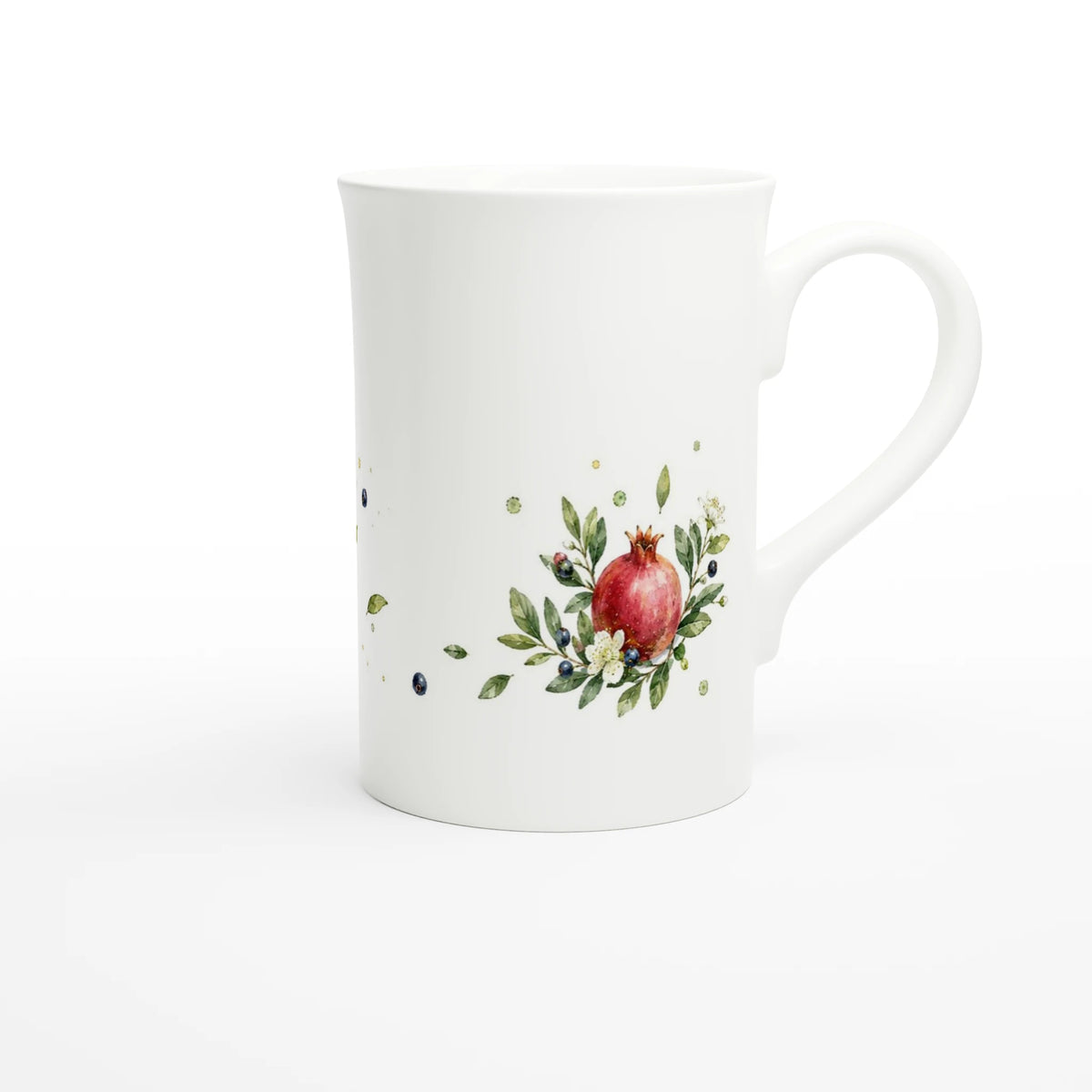 Weiße Tasse mit Granatapfel und botanischem Blattwerk als helles mediterranes Aquarellmotiv