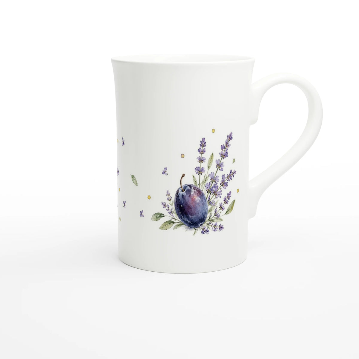 Weiße Tasse mit Zwetschgen und Lavendel in kühlen Violett- und Grüntönen mit viel Weißraum