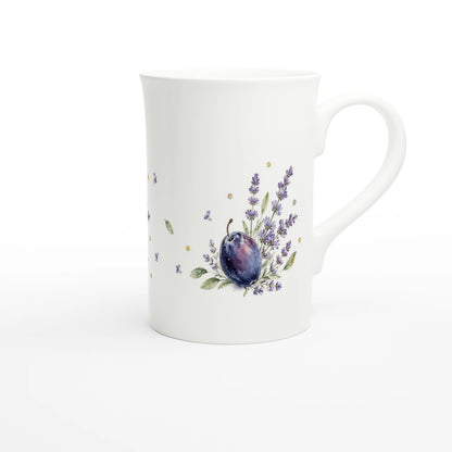 Weiße Tasse mit Zwetschgen und Lavendel in kühlen Violett- und Grüntönen mit viel Weißraum