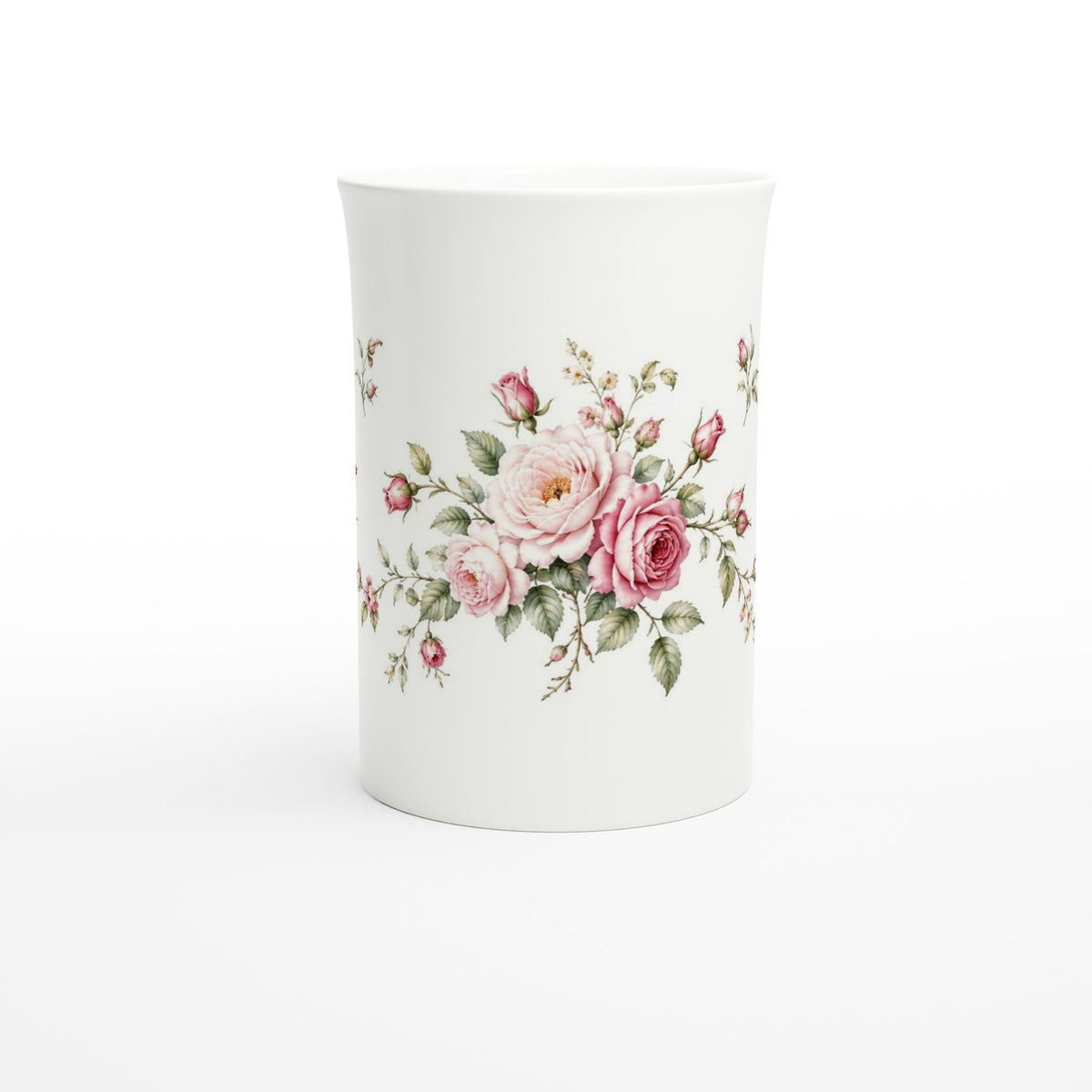 Porzellantasse mit Rosenmotiv im nostalgischen Stil. Weiche Rosatöne, offene Rosenblüten und natürliches Blattgrün verleihen der weißen Tasse eine romantische Ausstrahlung.