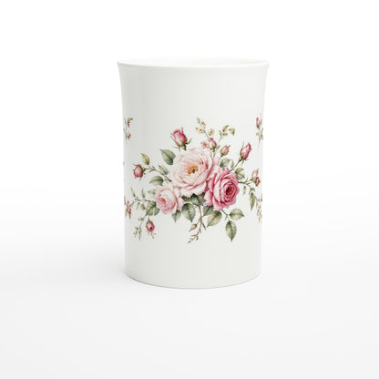 Porzellantasse mit Rosenmotiv im nostalgischen Stil. Weiche Rosatöne, offene Rosenblüten und natürliches Blattgrün verleihen der weißen Tasse eine romantische Ausstrahlung.