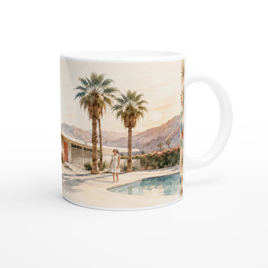 Rückseite der Palm Springs Keramiktasse mit sonniger Pool-Szene, hohen Palmen, kalifornischen Wüstenbergen und sommerlicher Figur im Mid-Century-Stil