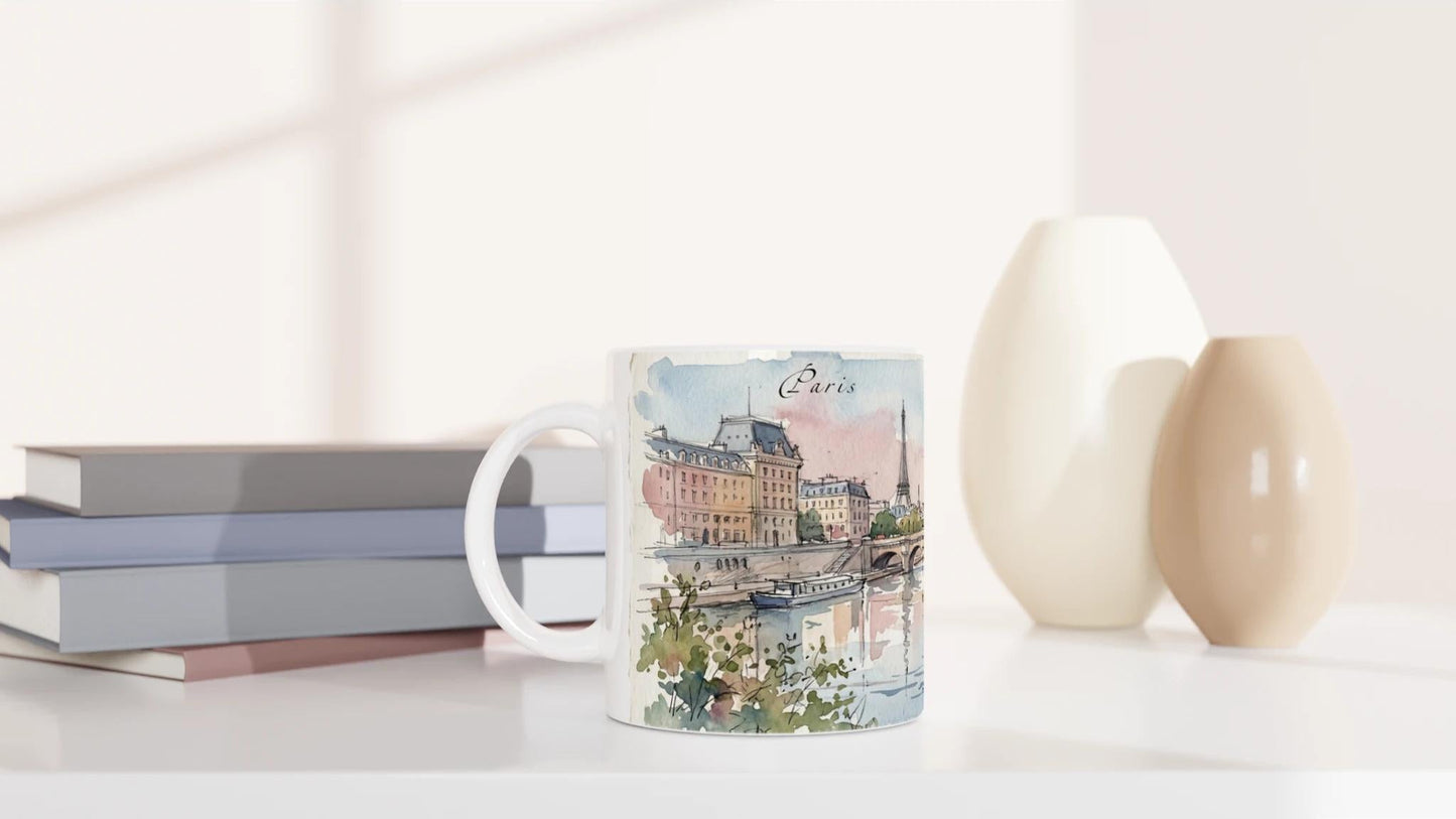 Aquarellierte Paris Tasse mit kleinen Booten am Ufer der Seine, Hafenmasten und ruhiger Wasseroberfläche