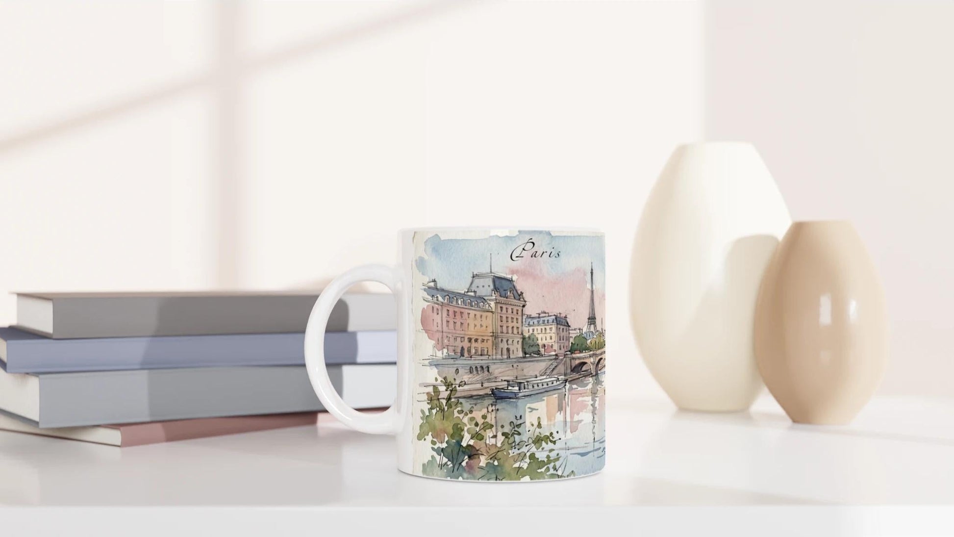Aquarellierte Paris Tasse mit kleinen Booten am Ufer der Seine, Hafenmasten und ruhiger Wasseroberfläche
