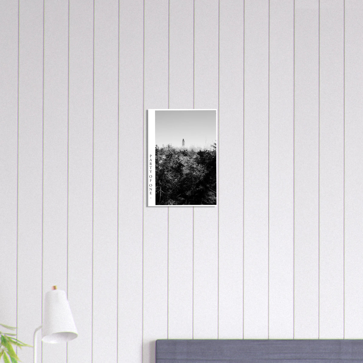 Moderner Schwarzweiß Fotografie Kunstdruck PARTY OF ONE im Hochformat als reduzierte Wandkunst für Wohnzimmer, Arbeitszimmer, Flur oder schmale Galeriewand