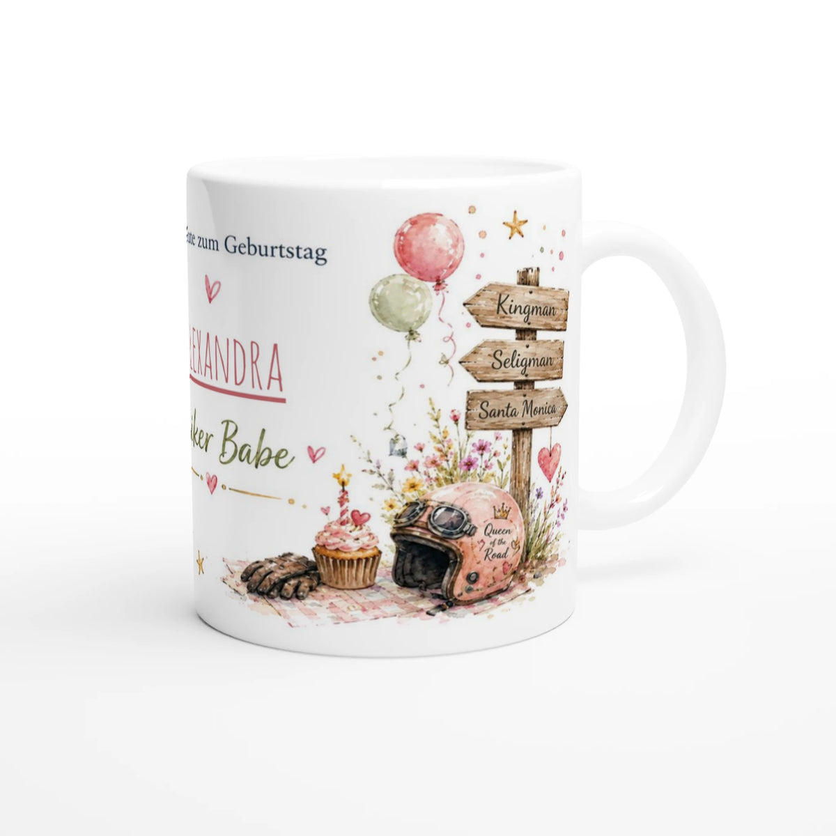 Personalisierte Biker Babe Tasse mit rosa Motorrad-Aquarell auf einem Holztisch in einem modernen Wohnambiente mit Pflanzen.