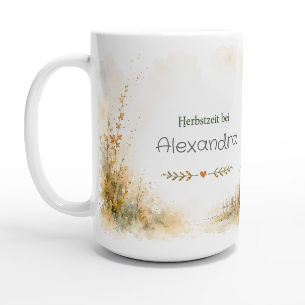Personalisierte Herbsttasse 15 oz mit dem Schriftzug Herbstzeit bei Alexandra, feinen Zweigen, kleinem Herz und zarter herbstlicher Aquarellgestaltung.