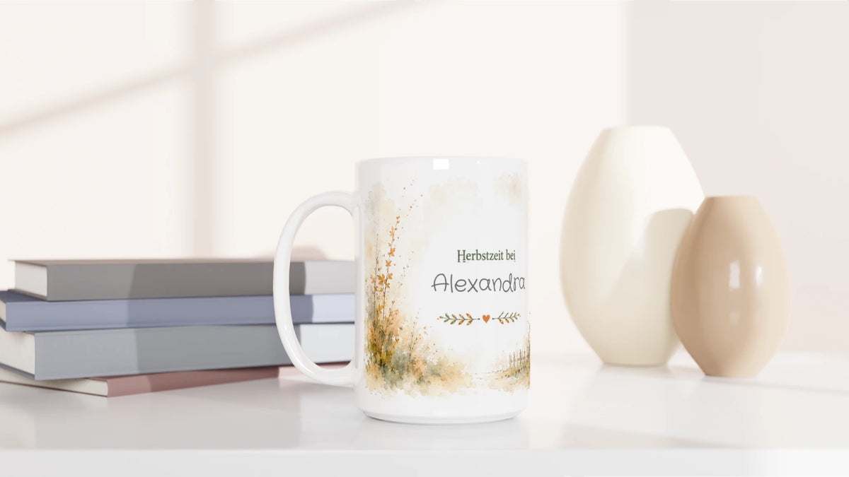 Motivseite der personalisierten Herbsttasse mit aquarellierter Haustür, Herbstkranz, goldenem Laub, Kürbis und bepflanztem Gefäß.