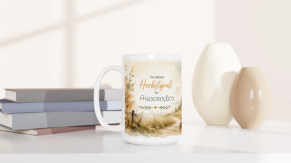 Große personalisierte Herbsttasse mit individuellem Text und feiner Aquarellgestaltung als persönliche Geschenkidee für die Herbstzeit.