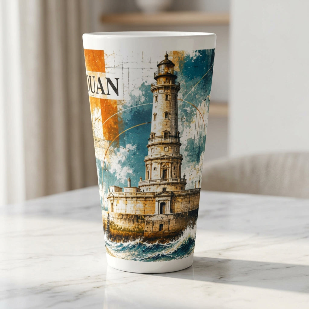 Weiße Latte-Tasse Phare de Cordouan mit historischer Leuchtturm-Illustration aus Frankreich; die hohe Keramiktasse mit 440 ml wird als maritimes Produkt-Mockup gezeigt.