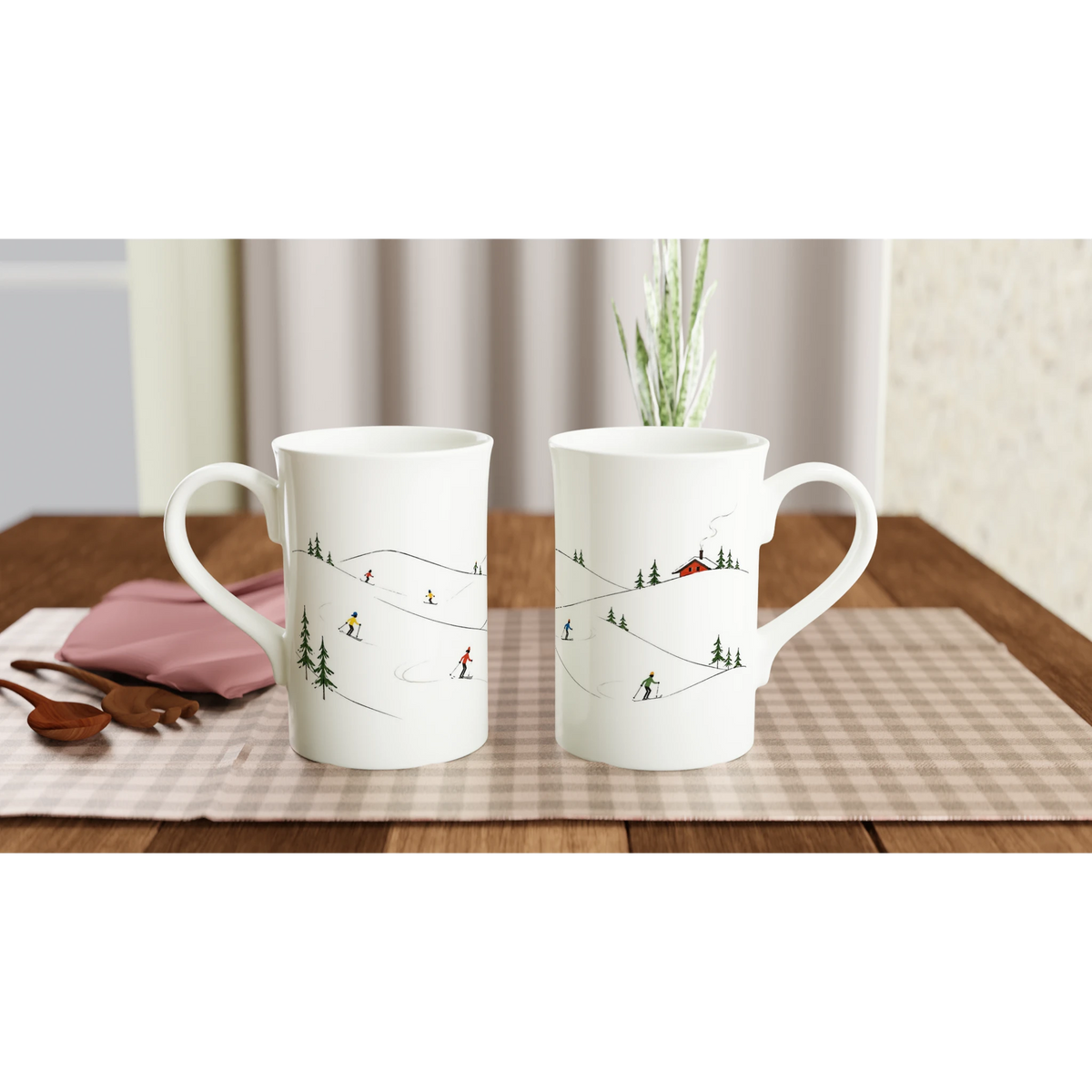 Weiße Porzellantasse mit feiner winterlicher Illustration und Skifahrern in einer Schneelandschaft; reduzierte Gestaltung für eine gemütliche Kaffeepause.