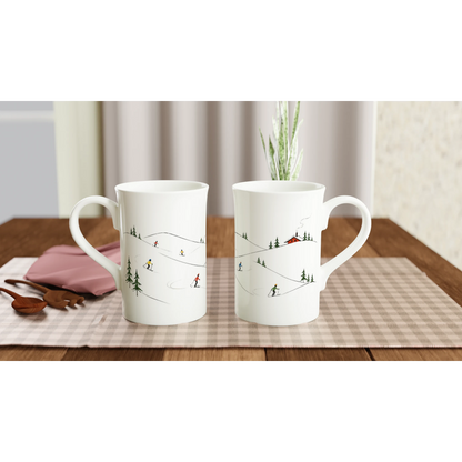 Weiße Porzellantasse mit feiner winterlicher Illustration und Skifahrern in einer Schneelandschaft; reduzierte Gestaltung für eine gemütliche Kaffeepause.
