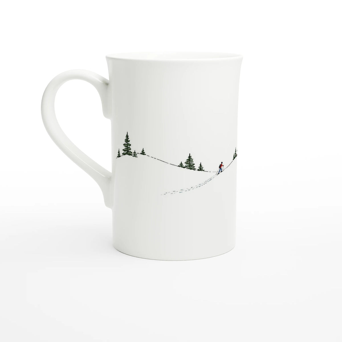 Porzellantasse mit minimalistischer Illustration einer kleinen Hütte in verschneiter Landschaft; zurückhaltendes Winterdesign auf weißem Porzellan.