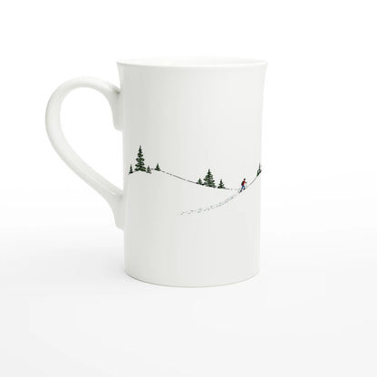 Porzellantasse mit minimalistischer Illustration einer kleinen Hütte in verschneiter Landschaft; zurückhaltendes Winterdesign auf weißem Porzellan.