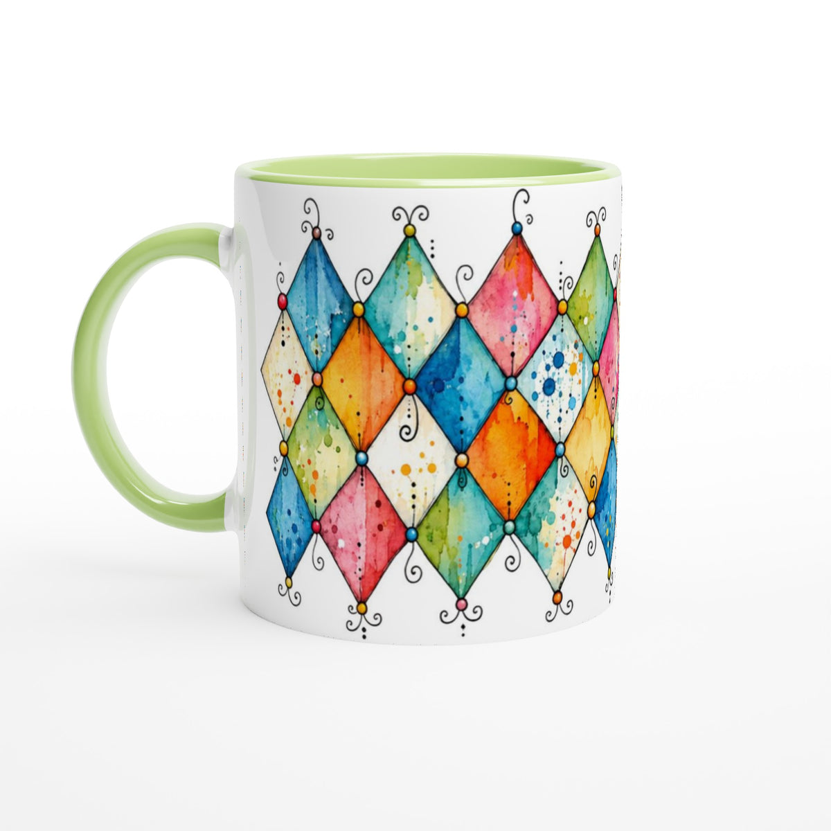 Geometrisches Rautenmotiv auf einer Keramiktasse: Sanft wirkende Aquarellfarben lockern die klaren Musterformen auf und schaffen einen dekorativen Akzent für den Alltag.