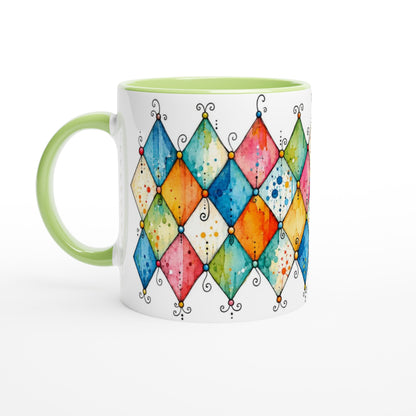 Geometrisches Rautenmotiv auf einer Keramiktasse: Sanft wirkende Aquarellfarben lockern die klaren Musterformen auf und schaffen einen dekorativen Akzent für den Alltag.