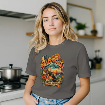 California T-Shirt mit grafischer Verbindung aus Vinyl-Schallplatte und Golden Gate Bridge. Das Design ist eine Hommage an das musikalische Lebensgefühl der amerikanischen Westküste.