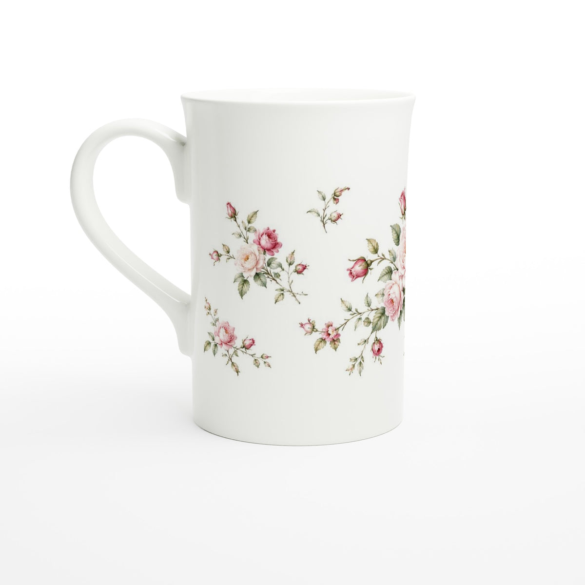 Elegante weiße Porzellantasse mit zartrosa Rosen und feinem Blattwerk. Die zurückhaltende florale Komposition eignet sich für Liebhaber klassischer Blumenillustrationen und nostalgischer Designs.