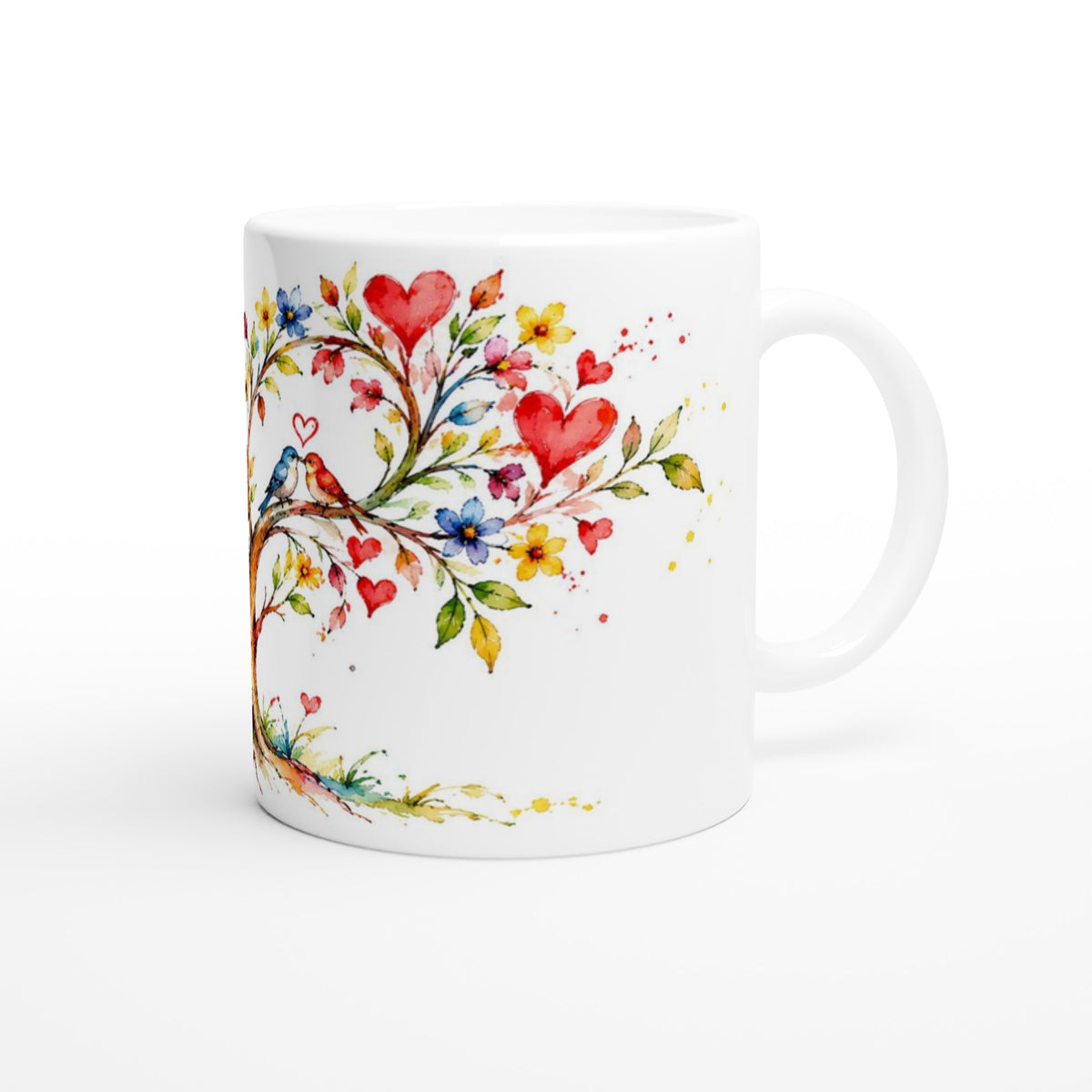 Weiße Keramiktasse mit romantischer Aquarellillustration aus einem Baum, kleinen Herzmotiven und zwei verliebten Vögeln. Die Tasse fasst ungefähr 330 ml.