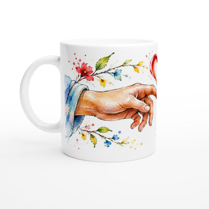 Romantische Tasse mit einer Illustration aus zwei Händen und einem roten Herzen. Liebevolles Motiv im Aquarellstil.