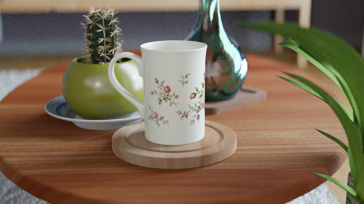 Rosa Rosen Porzellantasse mit botanischem Vintage-Design und großzügigem Weißraum. Das florale Motiv mit Rosenblüten und Knospen setzt einen sanften, romantischen Akzent für Kaffee oder Tee.