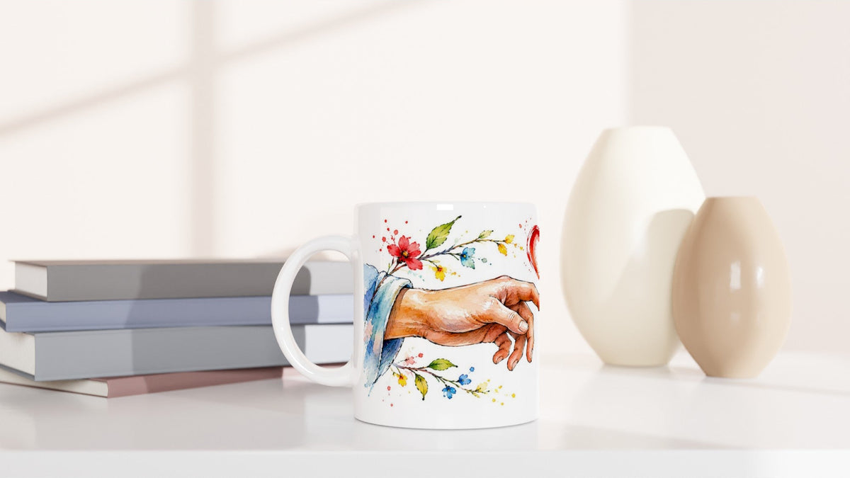 Keramiktasse mit rotem Herz und zwei Händen im Aquarellstil. Das Motiv symbolisiert Nähe und Verbundenheit.