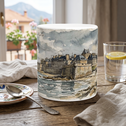 Saint-Malo Küstenmotiv mit Atlantikwasser, Felsen und den historischen Befestigungsanlagen der bretonischen Hafenstadt