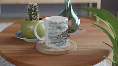 Aquarellierte Saint-Malo Tasse mit kleinem Hafen, Segelbooten und Masten vor der historischen Stadtmauer