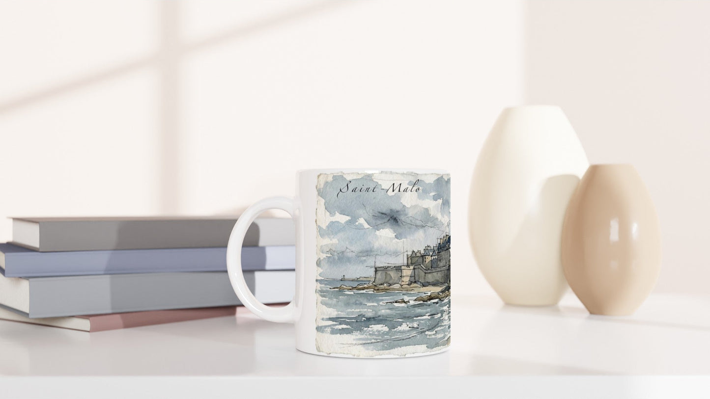 Saint-Malo Tassenmotiv mit elegantem Ortsnamen, bretonischer Altstadt und maritimer Küstenlandschaft
