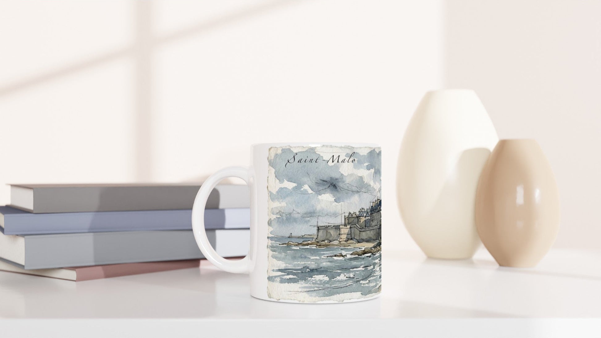 Saint-Malo Tassenmotiv mit elegantem Ortsnamen, bretonischer Altstadt und maritimer Küstenlandschaft