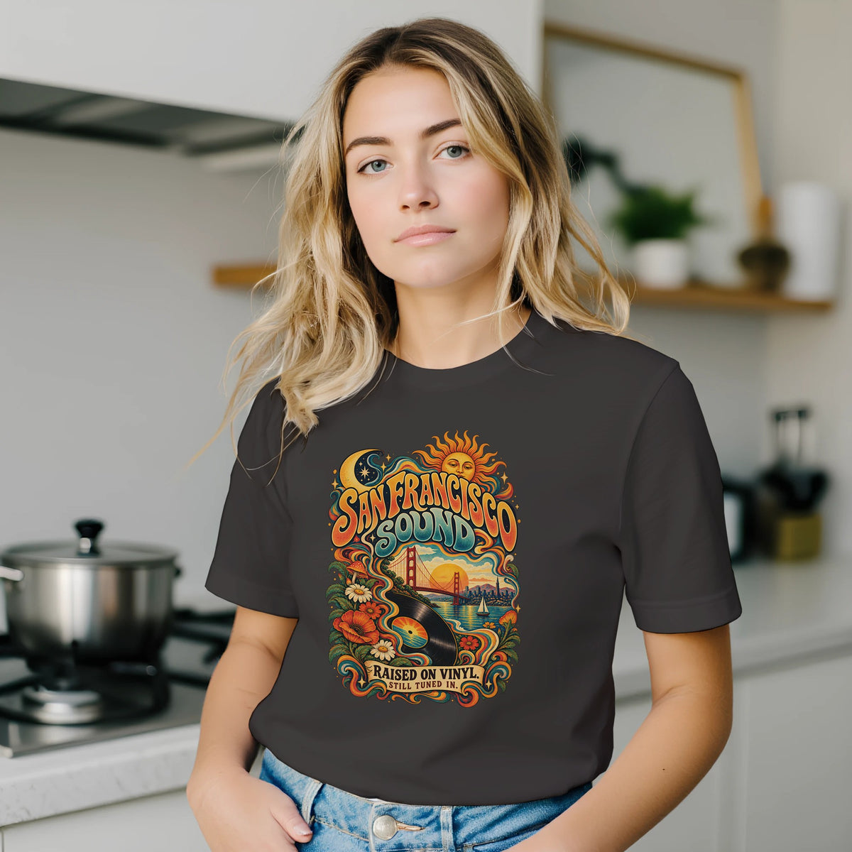 San Francisco Retro T-Shirt mit Golden Gate Bridge, Schallplatte und Hippie-Flair der 70er-Jahre. Das Motiv greift die Verbindung von Musik, Freiheit und Kalifornien auf.