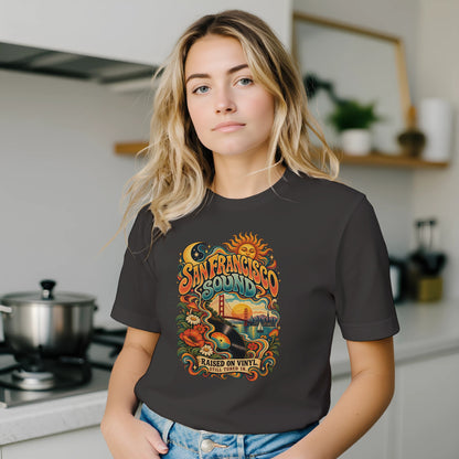 San Francisco Retro T-Shirt mit Golden Gate Bridge, Schallplatte und Hippie-Flair der 70er-Jahre. Das Motiv greift die Verbindung von Musik, Freiheit und Kalifornien auf.