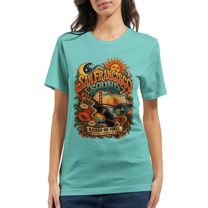 San Francisco Unisex T-Shirt mit Golden Gate Bridge und Vinyl-Motiv. Der Artikel ist in Minze, Koralle, Asphalt und Vintage Black sowie in den Größen XS bis 2XL erhältlich.