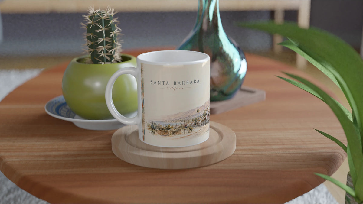 Santa Barbara California Tasse mit aquarellierter Straßenszene aus weißen Arkadenfassaden, Terrakottadächern, Palmen, Agaven und leuchtender Bougainvillea