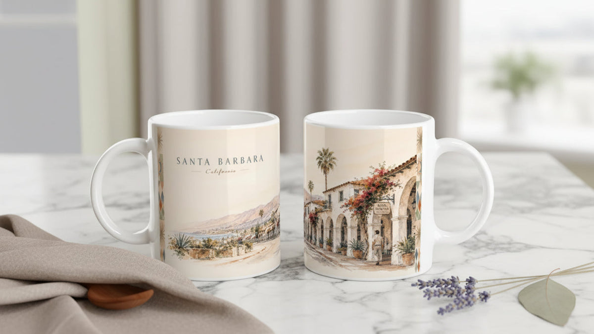 Santa Barbara California Keramiktasse mit sanfter Küstenillustration in einem modernen Wohnambiente auf einem Holztisch neben Kaktus, Vase und grüner Pflanze
