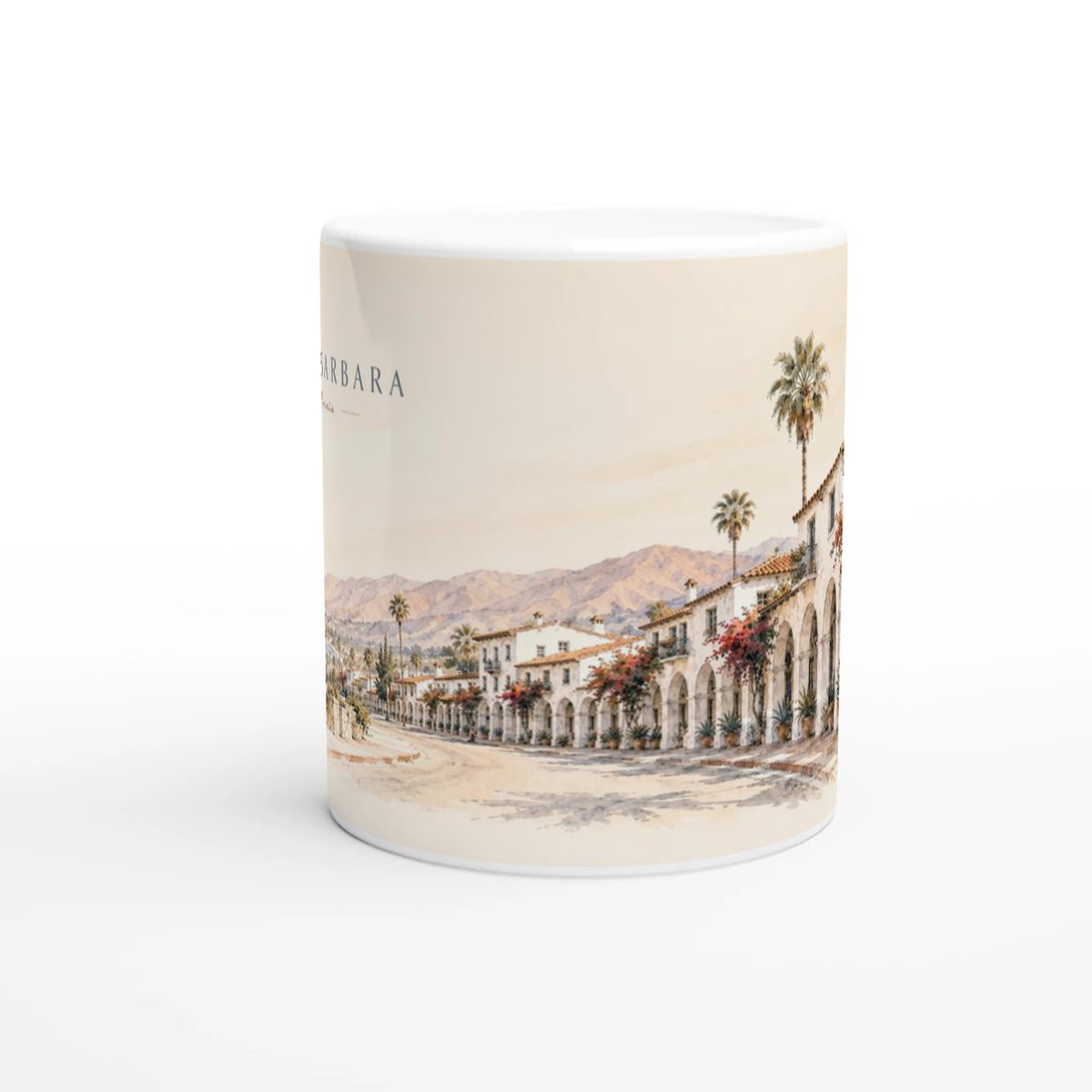 Rückseite der Santa Barbara California Tasse mit langer Reihe weißer Arkadenhäuser, Palmen, Terrakottadächern und Bergen im Hintergrund als sanfte Retro-Aquarellillustration
