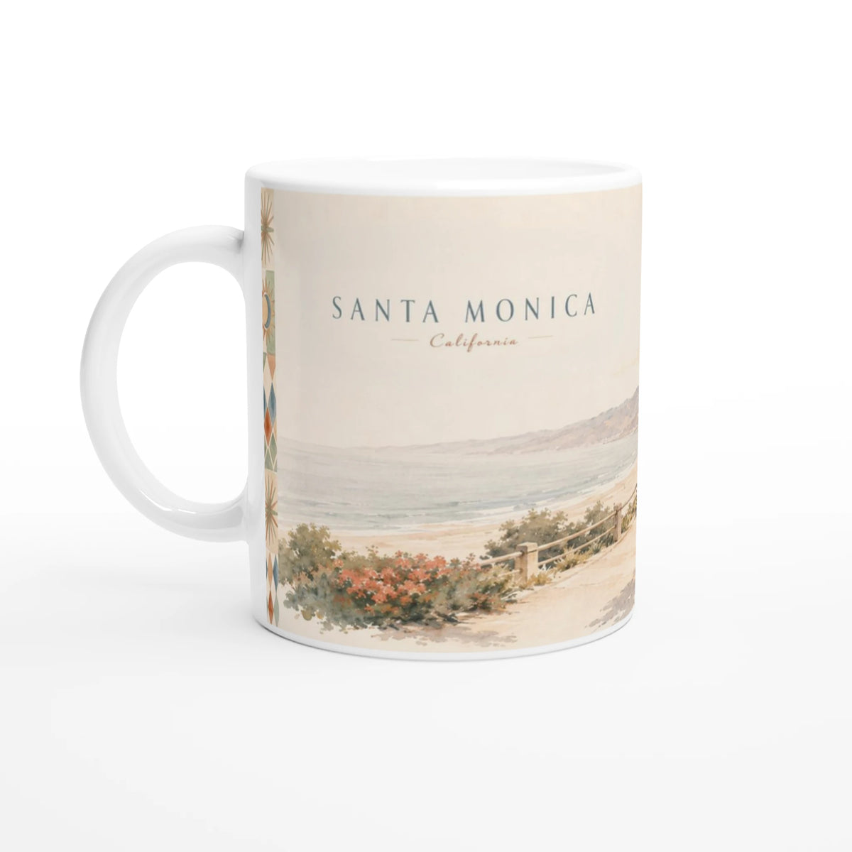 Santa Monica California Keramiktasse mit sanftem Pazifik-Aquarell auf einem Holztisch in einem Wohnambiente mit kleinem Kaktus, Glasvase und grüner Pflanze