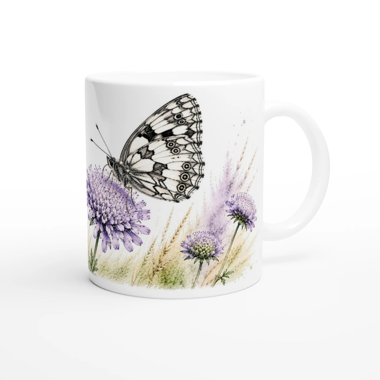Detailreiche Illustration eines Schachbrettfalters auf Blüten