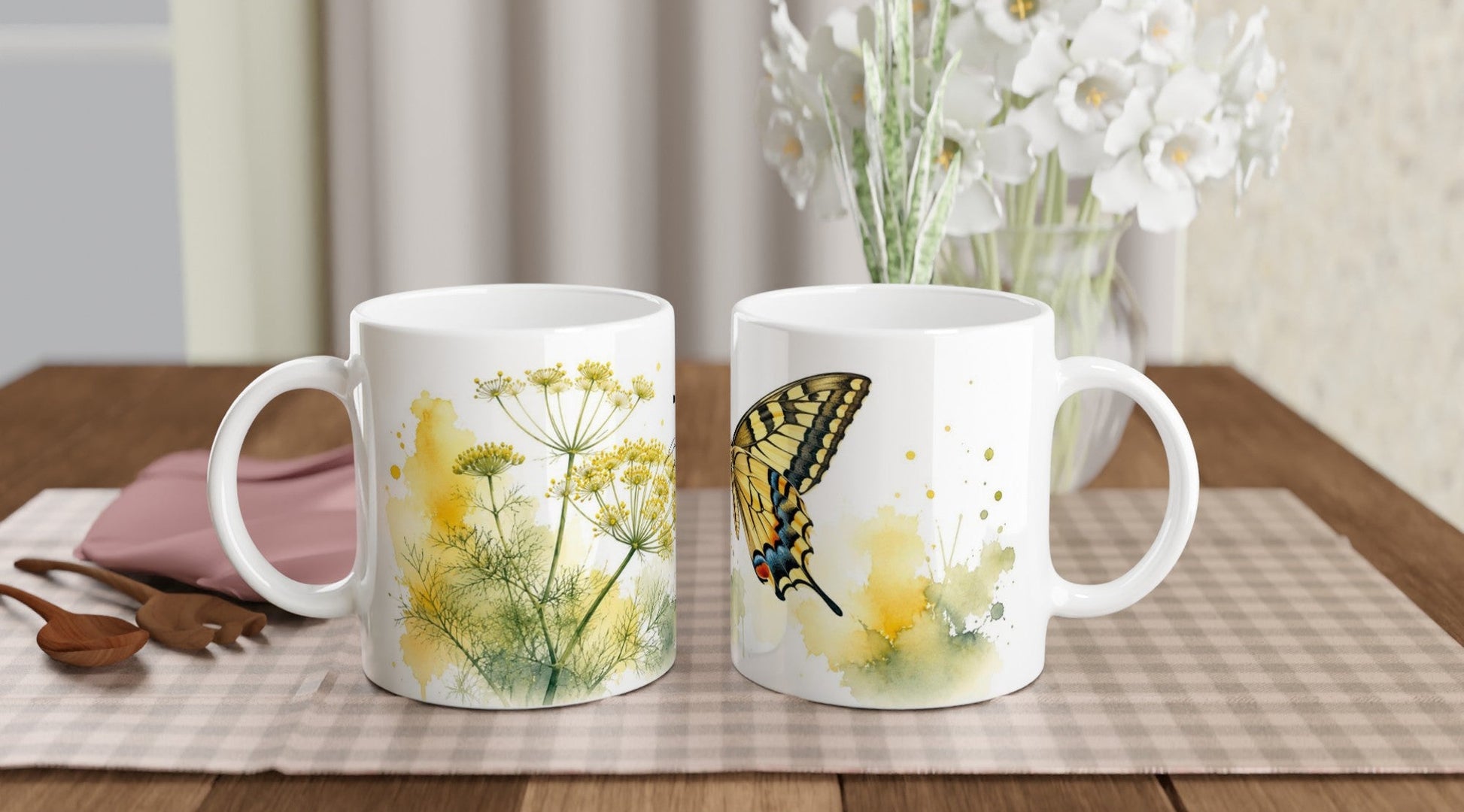 Weiße 330 ml Tasse mit sommerlichem Naturmotiv für Gartenfreunde und Schmetterlingsliebhaber.
