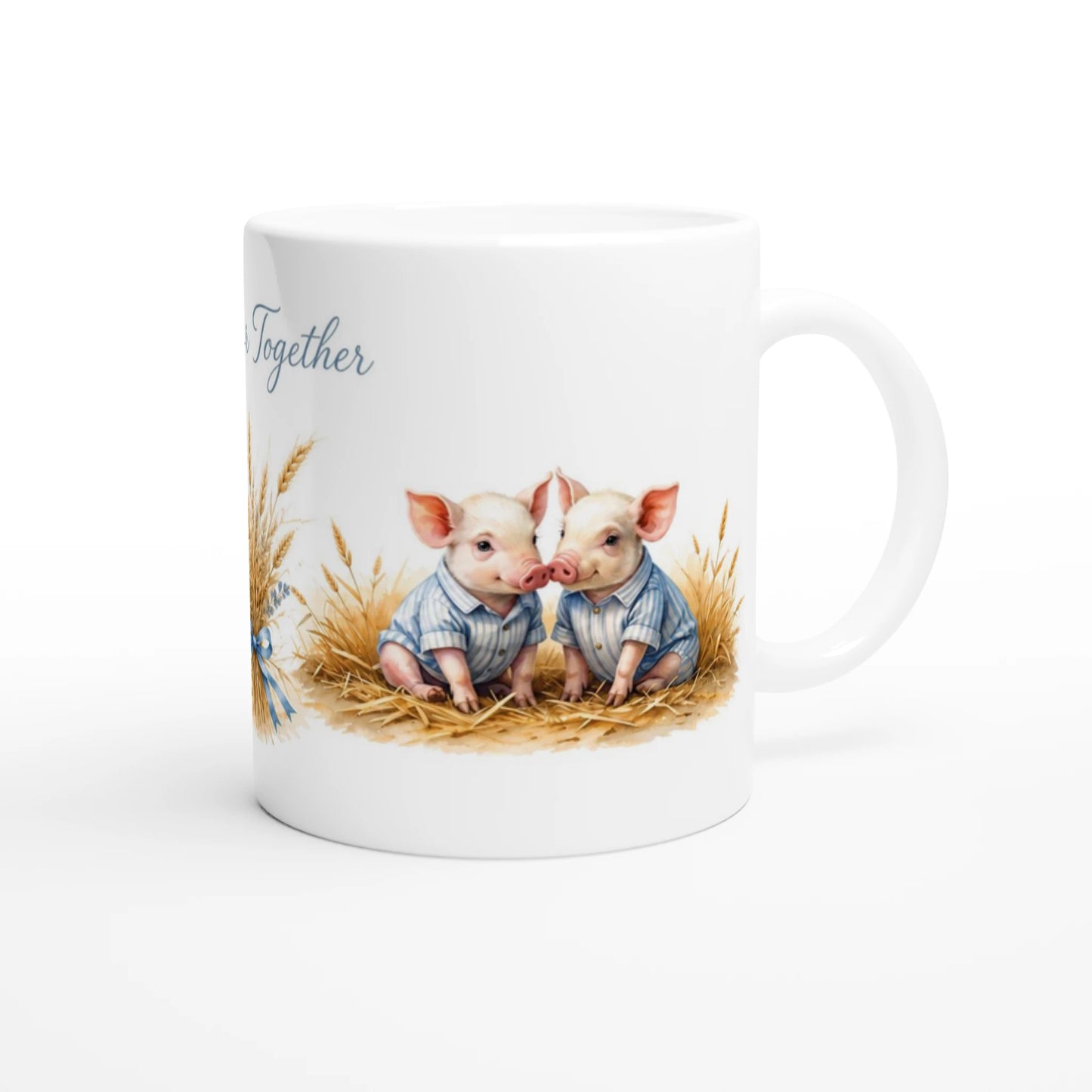 Zwei Seitenansichten der weißen Schweinchen Tasse 330 ml mit zwei Ferkeln und Better Together Schriftzug