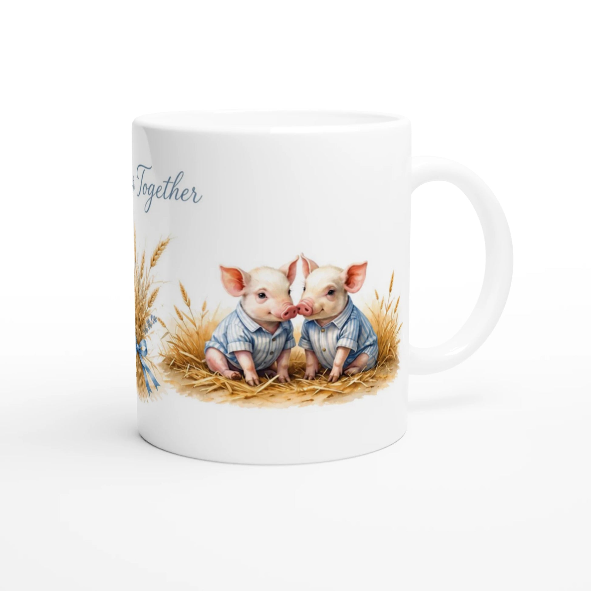 Zwei Seitenansichten der weißen Schweinchen Tasse 330 ml mit zwei Ferkeln und Better Together Schriftzug