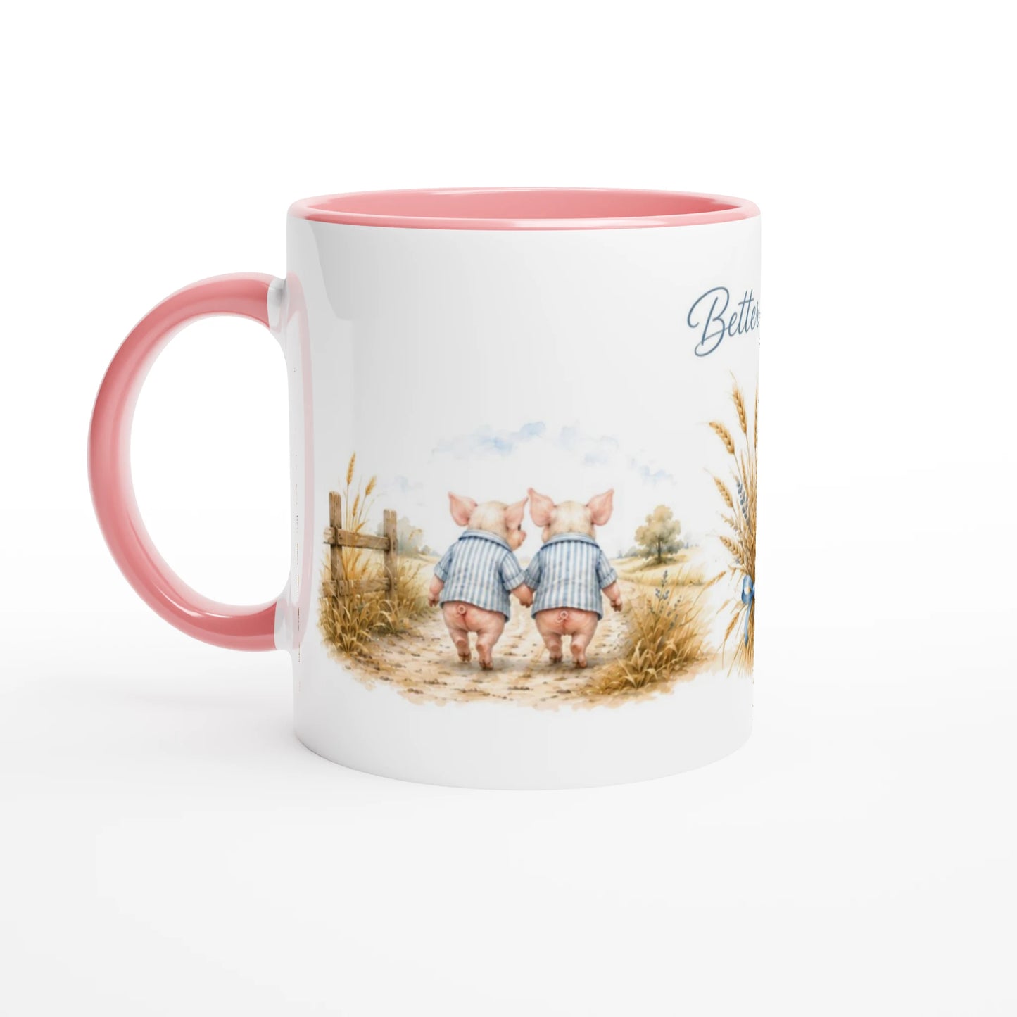 Rückseite der weißen Schweinchen Tasse mit zwei Ferkeln von hinten auf einem kleinen Weg in ländlicher Umgebung
