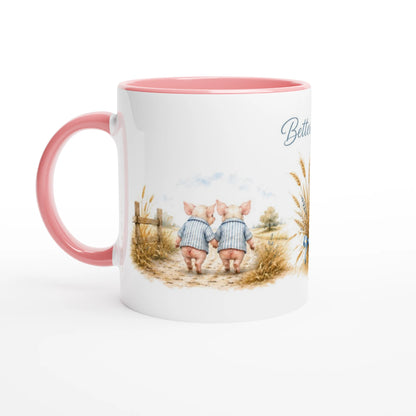 Rückseite der weißen Schweinchen Tasse mit zwei Ferkeln von hinten auf einem kleinen Weg in ländlicher Umgebung
